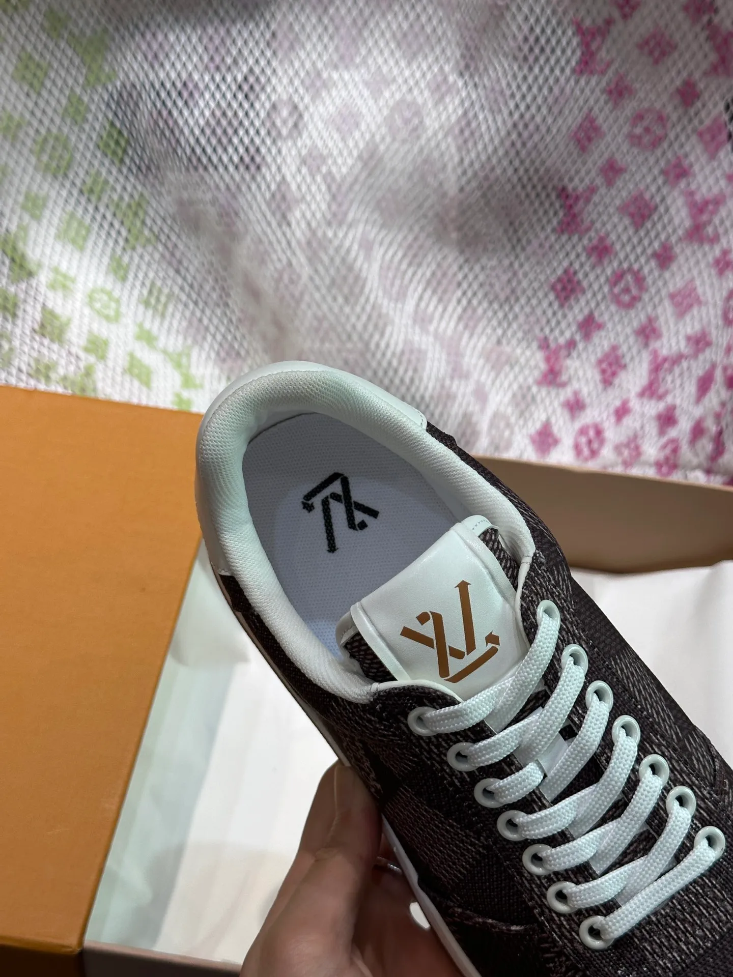 Men's Men's Shoes 💰p420 "*OUIS *UITTO*" Rivoli men's low-top casual sneakers, the classic checkerboard pattern will never go out of style. This Rivoli environmentally friendly sneaker is made of 90% sustainable materials. It is recycled polyester fiber with the iconic Damier jacquard, and the outsole is shaped with recycled polyurethane. An upcycled LV logo perches on the tongue, while Louis Vuitton logos appear on the sides and rear. Comfortable and durable, versatile style, can be worn in all seasons, simple and fashionable item! Size: 38-44 (45 customized)